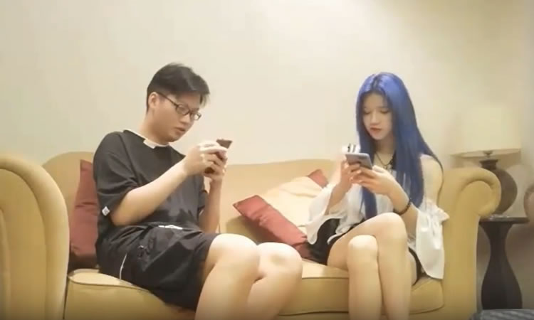 约会一个动漫风格的大长腿清纯小姐姐坐在酒店的沙发上白嫩性感抱住就挑逗亲吻从后面狠狠撞击抽插