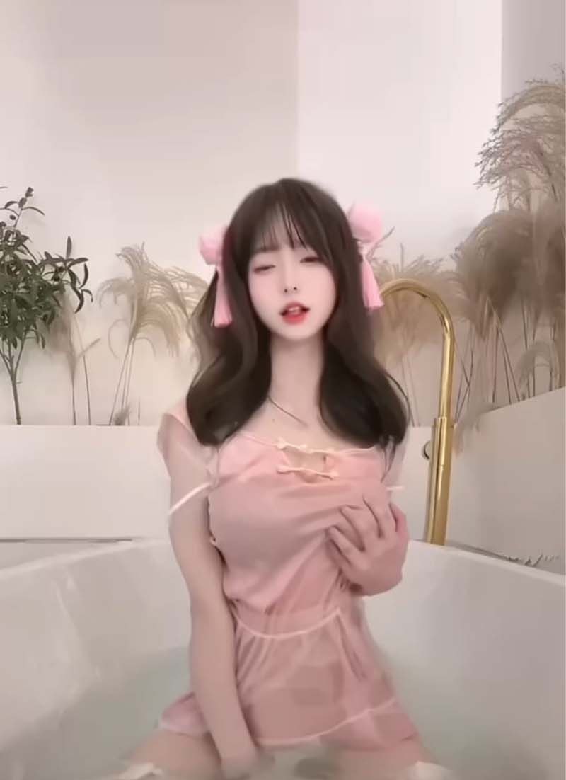 抖音网红小马漫漫,高颜值网红自慰福利黄瓜插逼自慰及其淫荡,情趣装展露完美身姿