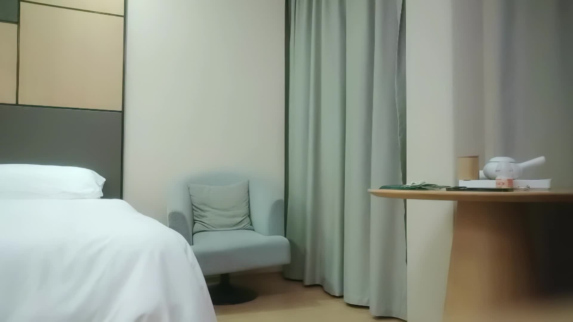 【利哥探花】黑衣少妇良家款，黑丝穿上好香艳