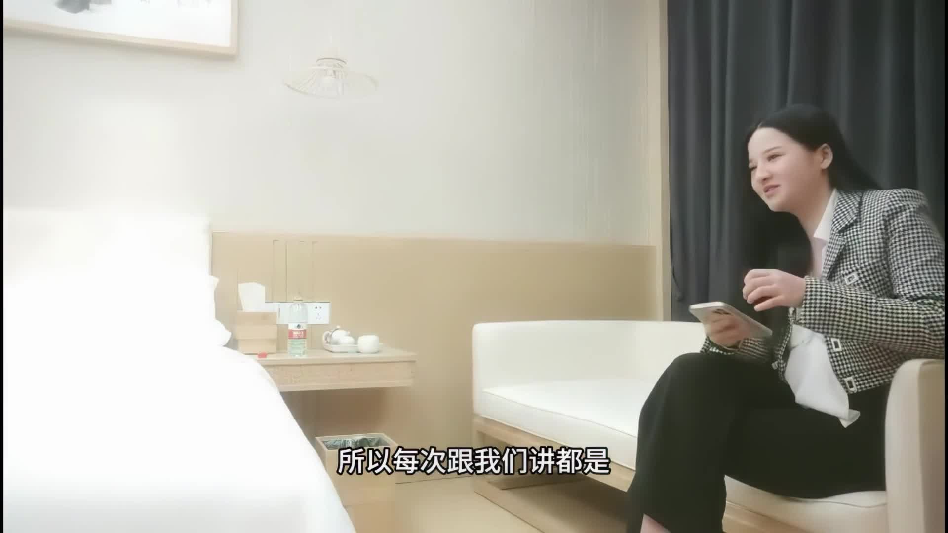【利哥探花】白肌就得配黑丝，极品身材小妹妹