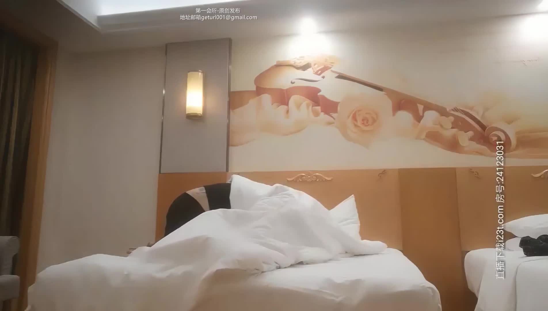 【小萝莉探花】约了个白衣小少妇，大哥纹龙在背却还挺温柔，美乳翘臀沉迷温柔乡