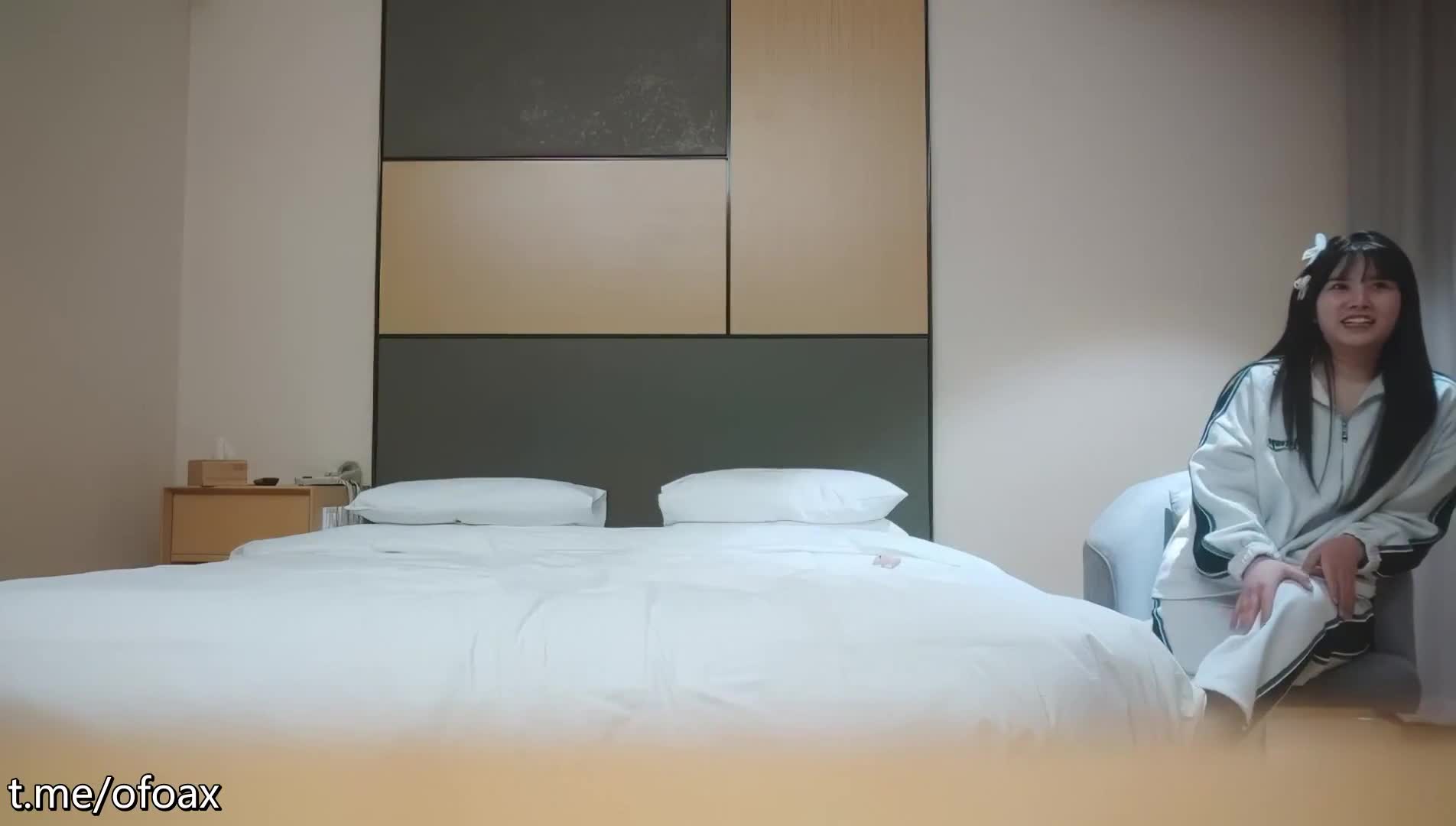 【利哥探花】大胸萝莉妹妹，刚换了最新iPhone好开心，数完现金裸体相见，阴毛浓密欲望强，花式啪啪高潮袭来
