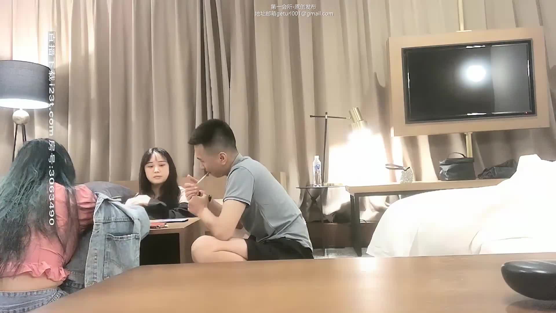 【一路探花】泡良大师勾搭两个小嫩妹，打牌聊天好畅快，脱光暴操青春无限