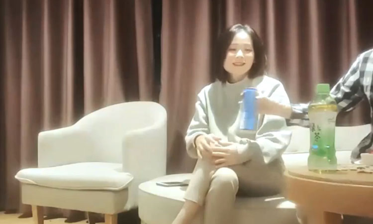 胖子探花 - 美容院工作良家少妇,开车接上酒店操逼,看着文静,上了床操起了好骚