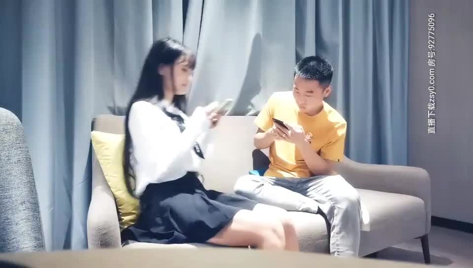 【9总全国探花】白色短裙萌妹子，口交舔屌近距离拍摄，上位骑乘翘起屁股后入