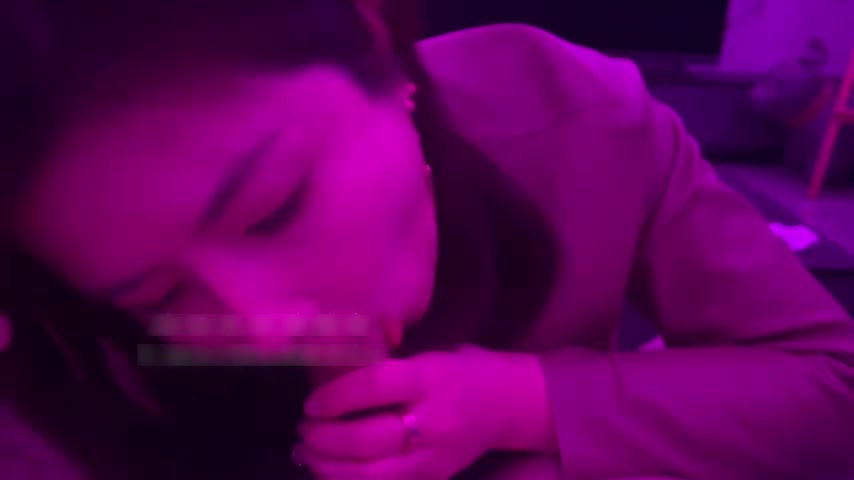 约到极品少妇，乳交时候说射脸上她不答应，结果还没撑住就射了