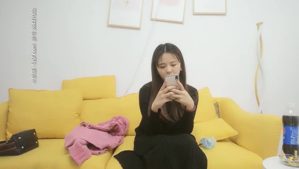【小陈头星选】约操甜美学生妹，沙发近景啪啪 激情四射各种角度，小姐姐被干高潮好陶醉