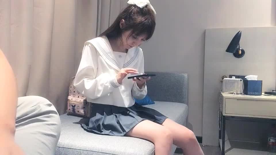 【太子极品】双飞两个水手服学生妹，露脸好骚迷人的大奶子，享受两个骚逼的口活服务