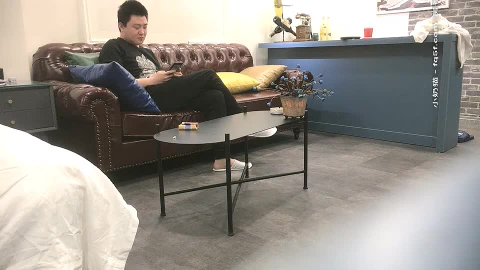 【外围神探】苗条身材长腿眼镜妹子，蹲着口交舔屌抬腿抽插，上位骑乘后入大力撞击