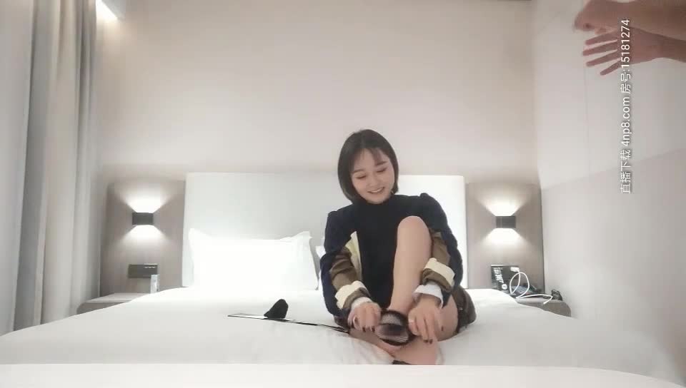 【午夜狼探花 】网约极品外围女神，小骚货态度好，埋头舔逼低吟，后入啪啪 交叉姿势爆插小穴