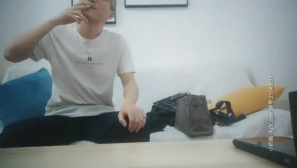 【B哥探花】乖乖的高颜值少妇，开档网袜黑丝情趣内衣很是性感，屁股白皙身材好，激情上位让小哥揉着奶子抽插还要吃吃奶子，精彩刺激