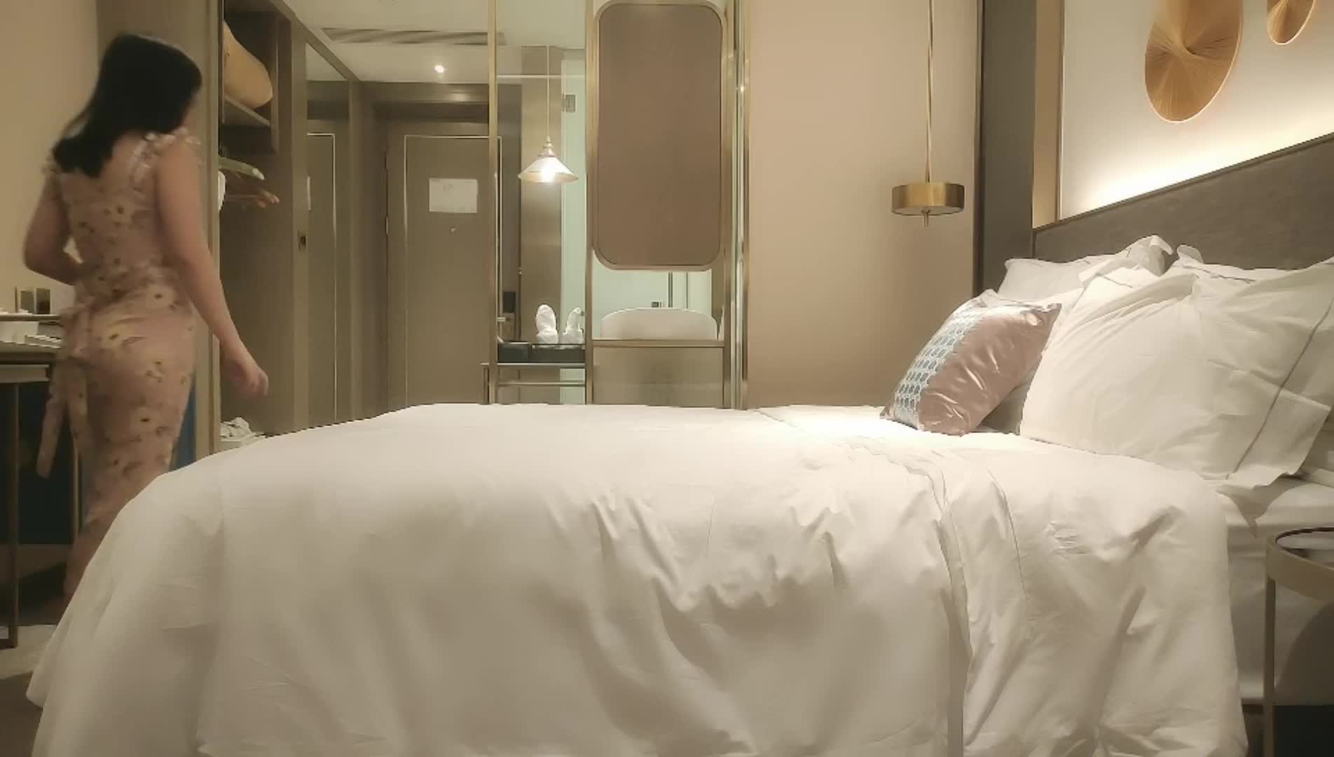 酒店2000元约炮出来兼职的美少妇各种姿势啪啪
