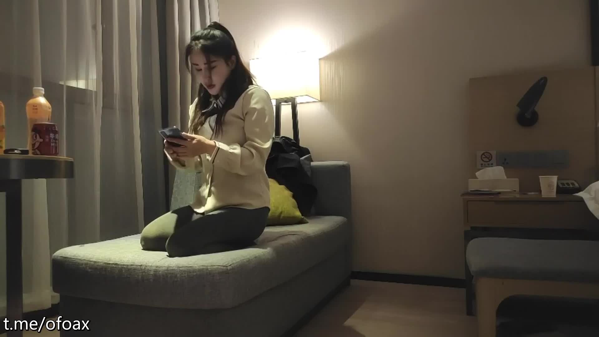 【胖子传媒工作室】大奶轻熟女 啊操我你好猛插的我好舒服 套子呢 没射里面 身材丰满会一字马大屁屁蹭吊很会调情被各种猛怼最后偷偷无套输出