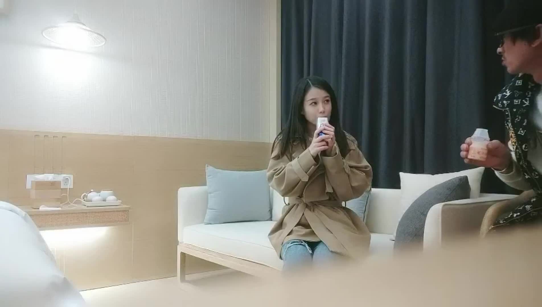 【利哥探花】酒店重金约炮喜欢喝安慕希的小姐姐换上开档黑丝猛戳她的小嫩B