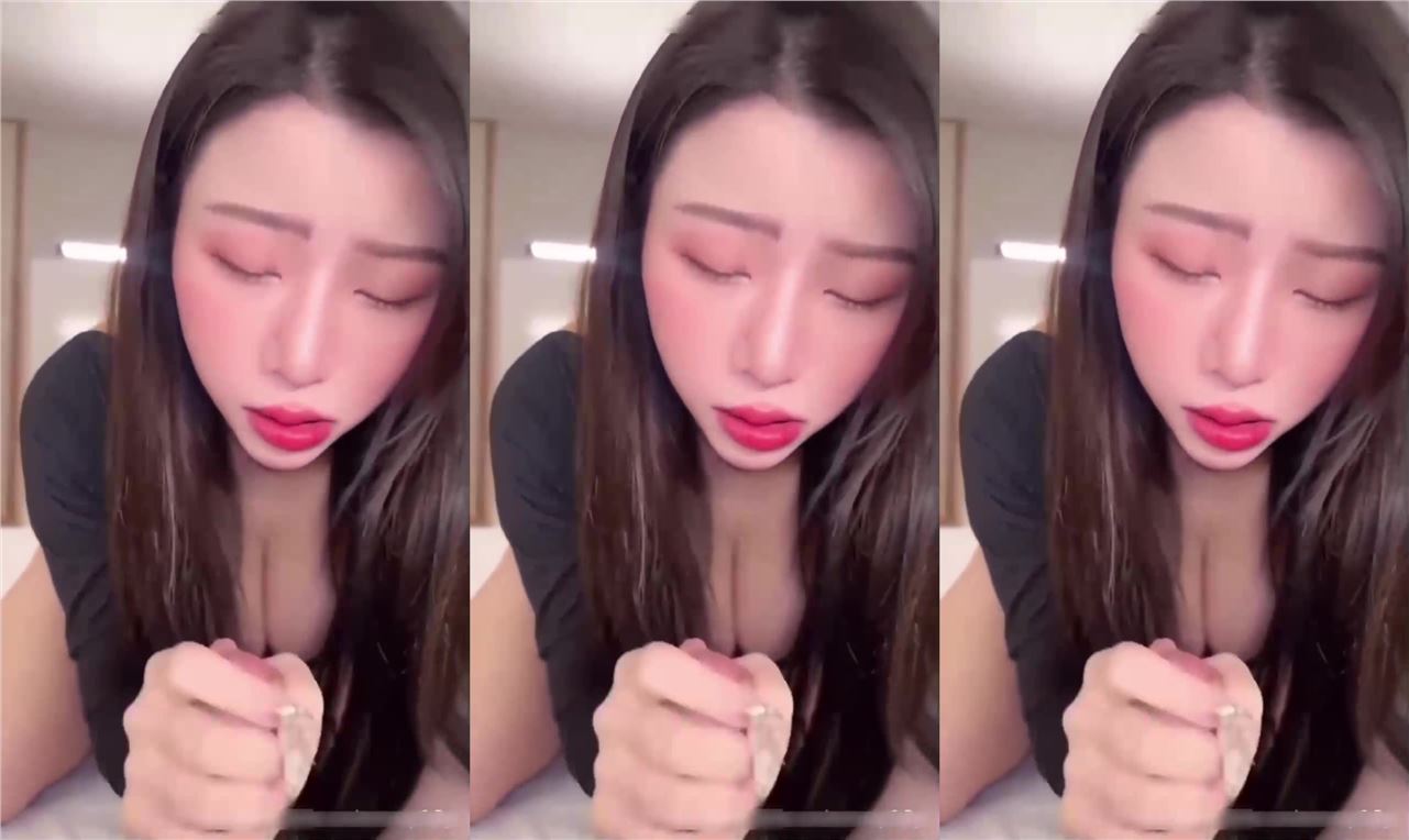 淫荡巨乳少妇极品吊钟乳，完美露脸等待口交深喉爆操