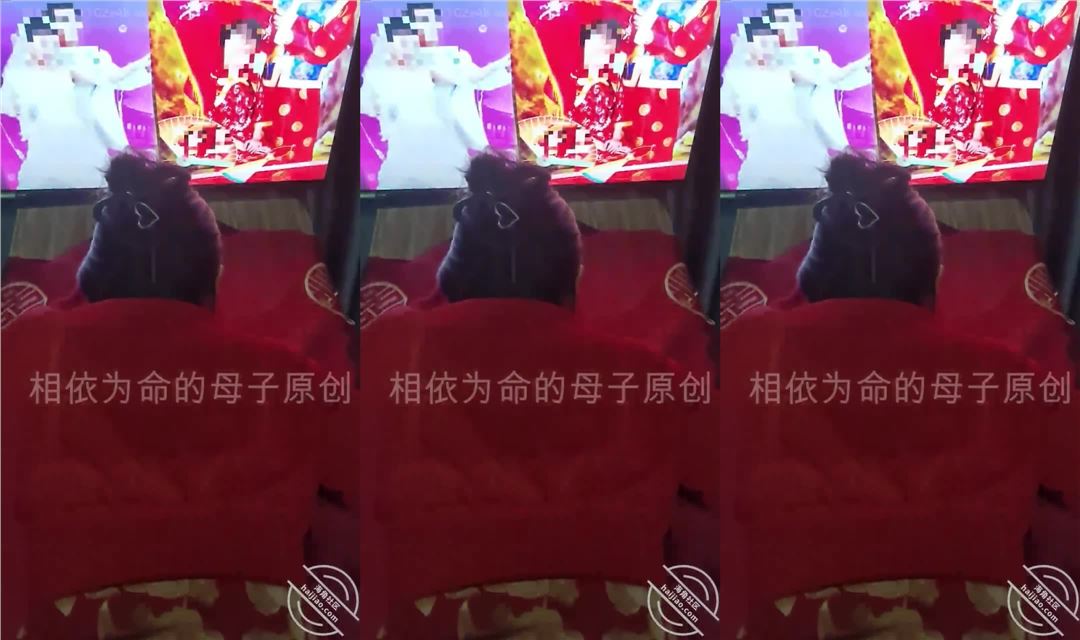 在我爸妈结婚照面前奸淫我妈，并让我妈说着羞辱我爸的话