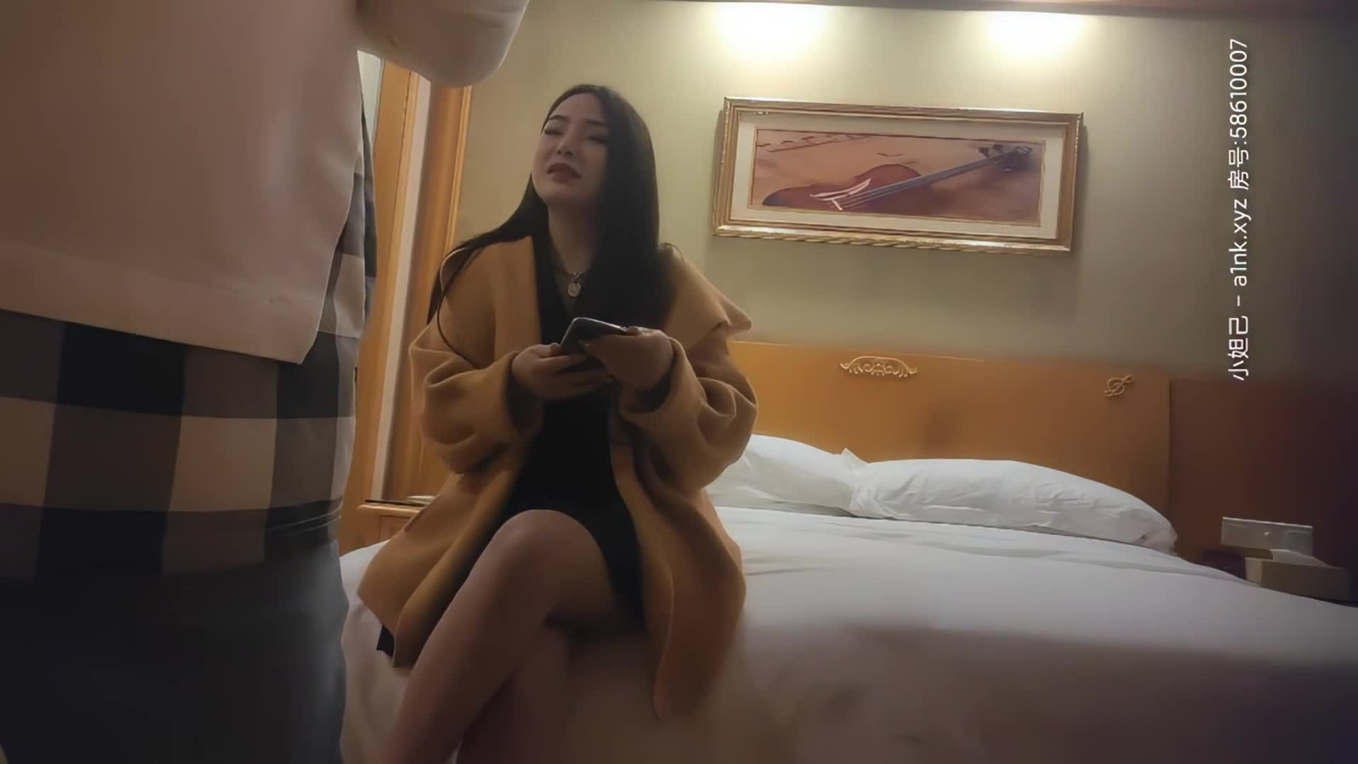【文轩探花】发圆脸少妇，镜头前跪地口交，床边啪啪肥臀冲击感十足